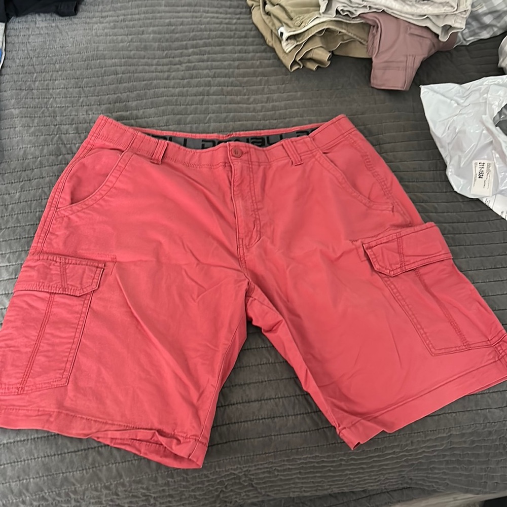 Salmon pink men’s cargo shorts sz36